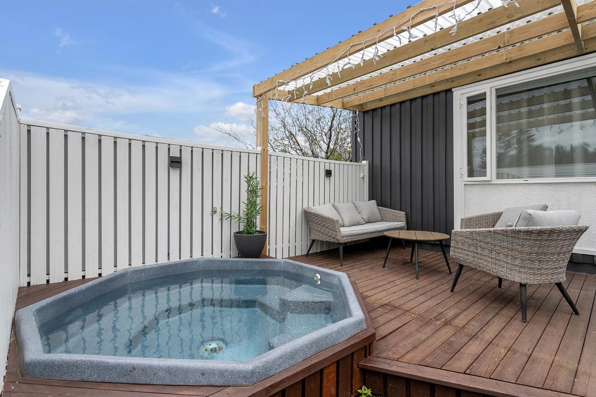 House - Villa With Garden And Hot Tub, 2 Min From Reykjavik Garthabaer ภายนอก รูปภาพ
