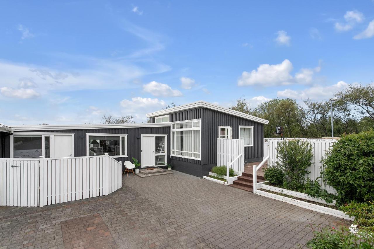 House - Villa With Garden And Hot Tub, 2 Min From Reykjavik Garthabaer ภายนอก รูปภาพ