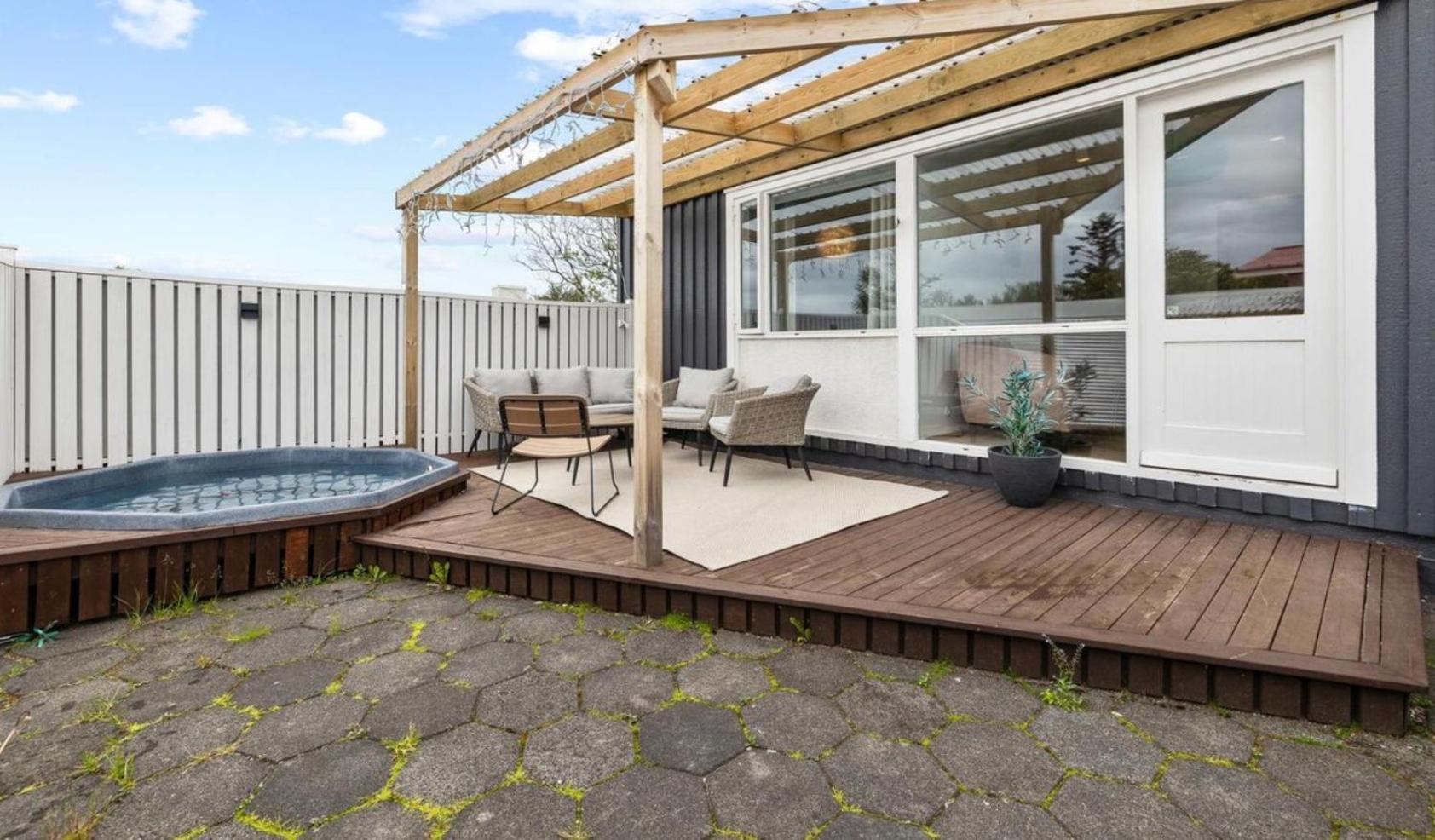 House - Villa With Garden And Hot Tub, 2 Min From Reykjavik Garthabaer ภายนอก รูปภาพ