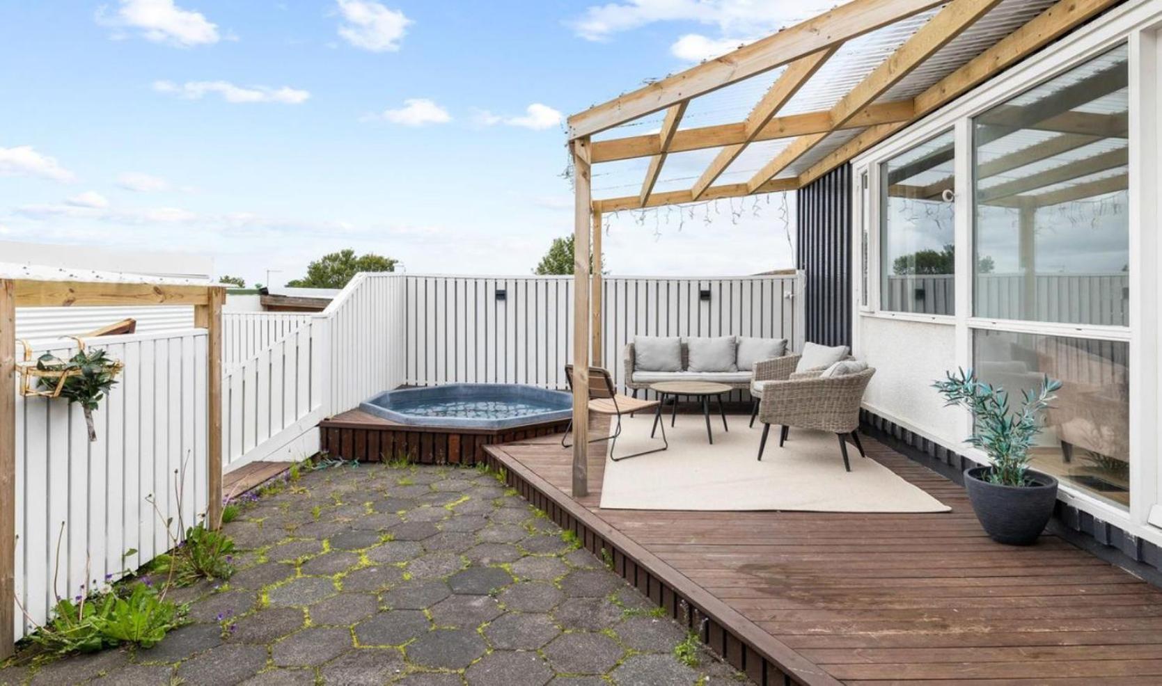 House - Villa With Garden And Hot Tub, 2 Min From Reykjavik Garthabaer ภายนอก รูปภาพ